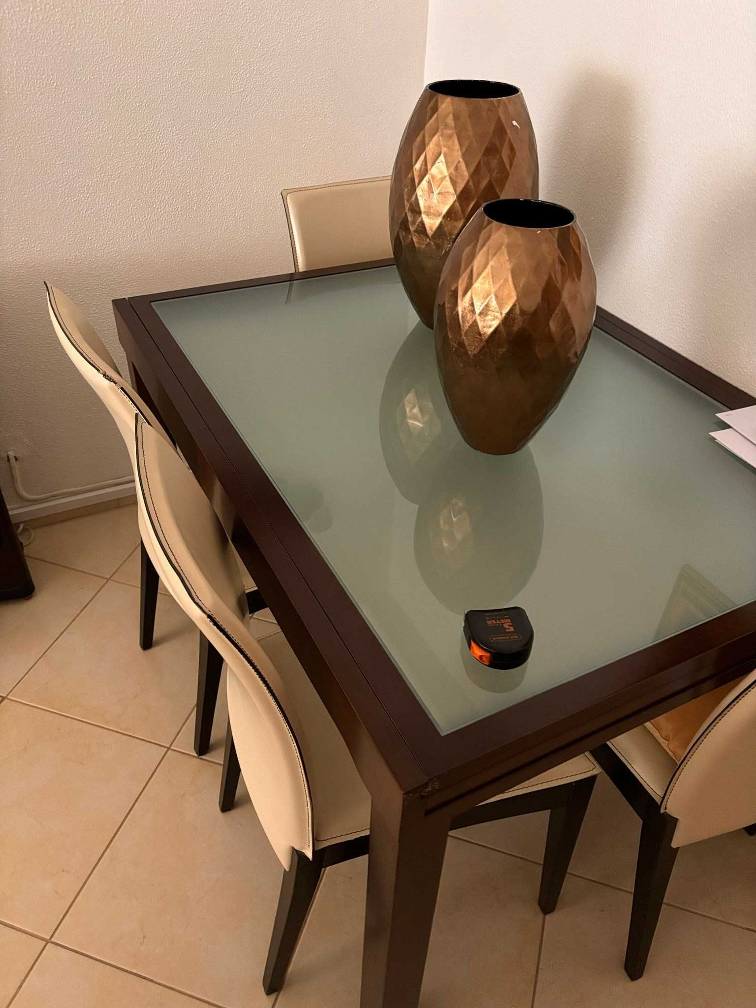 Mesa de jantar + 4 cadeiras em pele de cor bege.