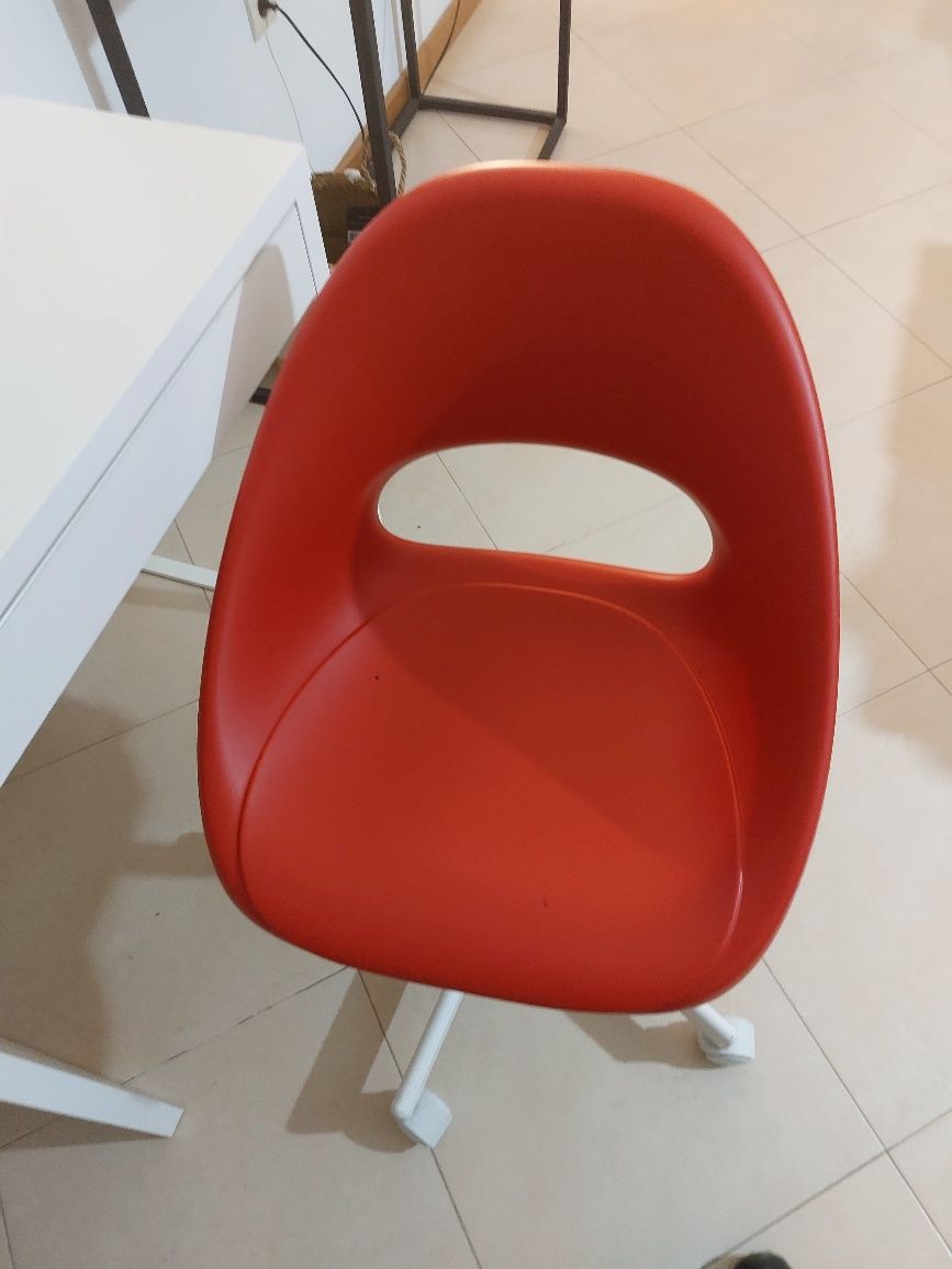 Cadeira vermelha ikea