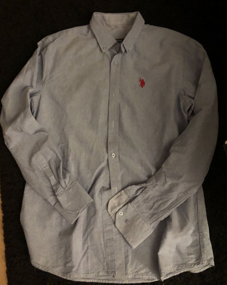 Camisa  azul lisa, quase nova , botoēs na gola