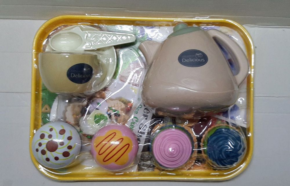 Набір іграшкового посуду.