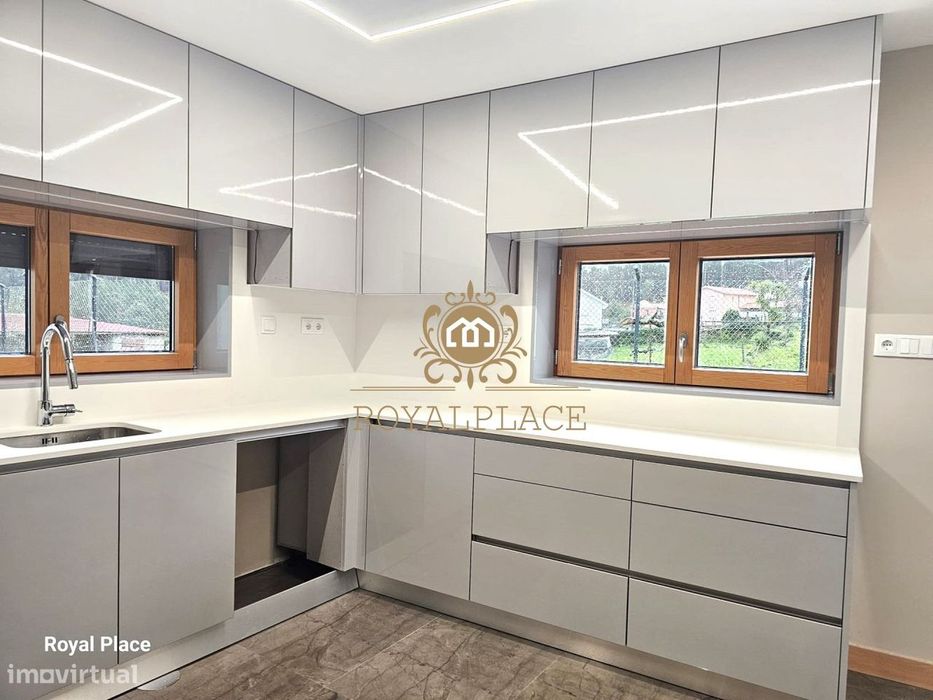 Moradia T4 (c/4 suites) em Canedo