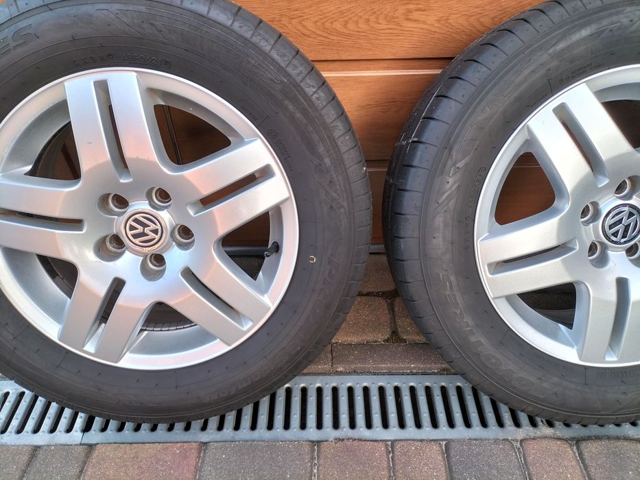 Komplet felg aluminiowych z oponami letnimi do VW Golfa 4