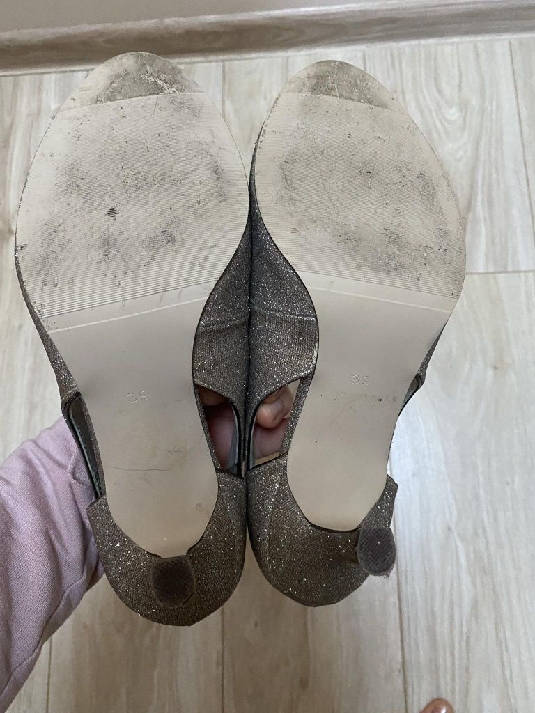 Buty na obcasie Menbur. Rozm. 39, obcas 8,5 cm