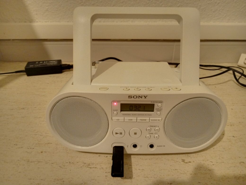 SONY Бумбокс новый без упаковки cd,usb,radio,от сети и на батарейках.