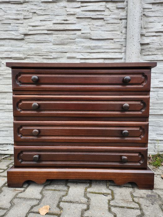 Zgrabna komoda dębowa. .