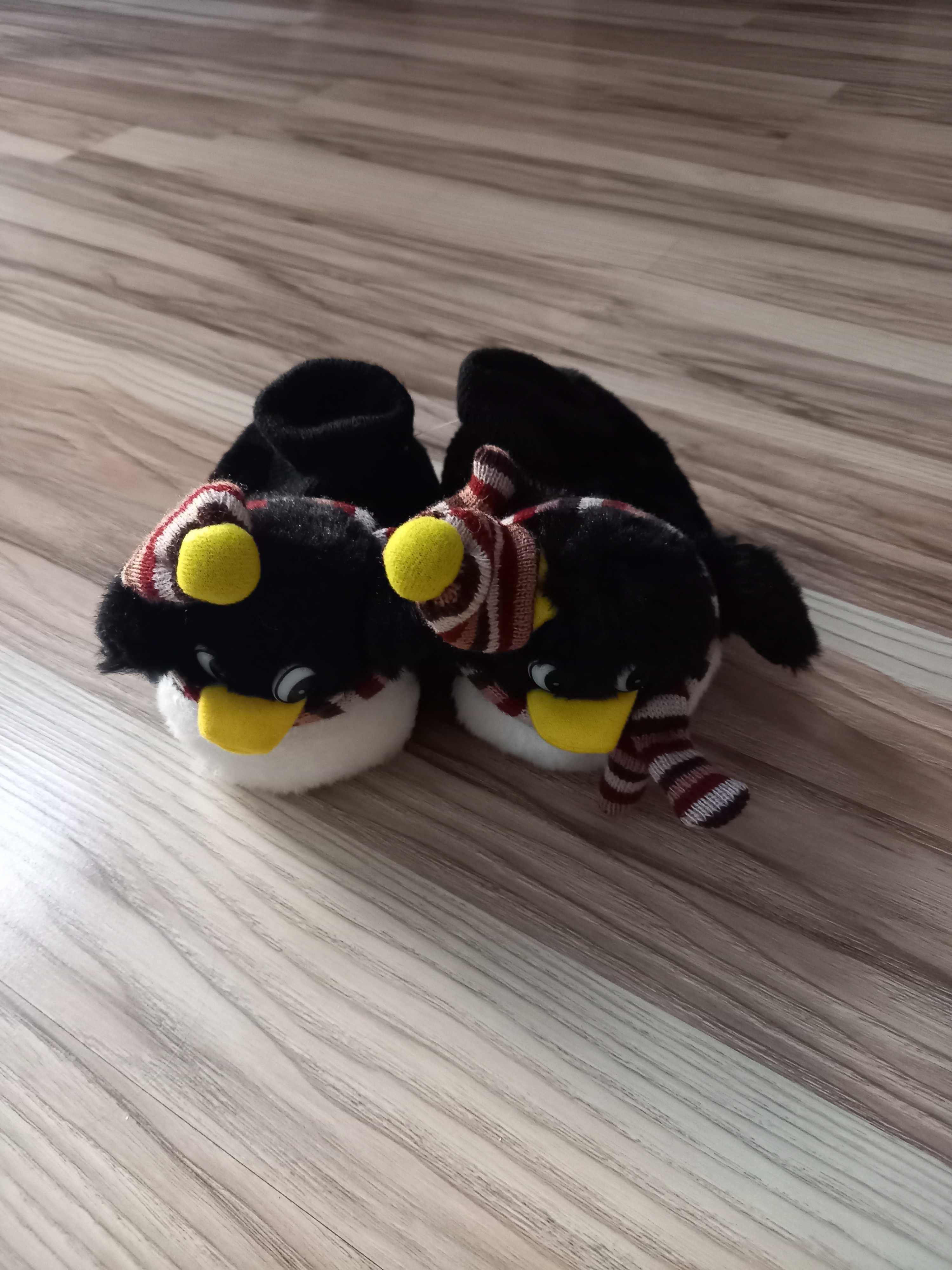 Nowe czarne wciągane ocieplane Kapcie pingwinki długość w środku 14 cm