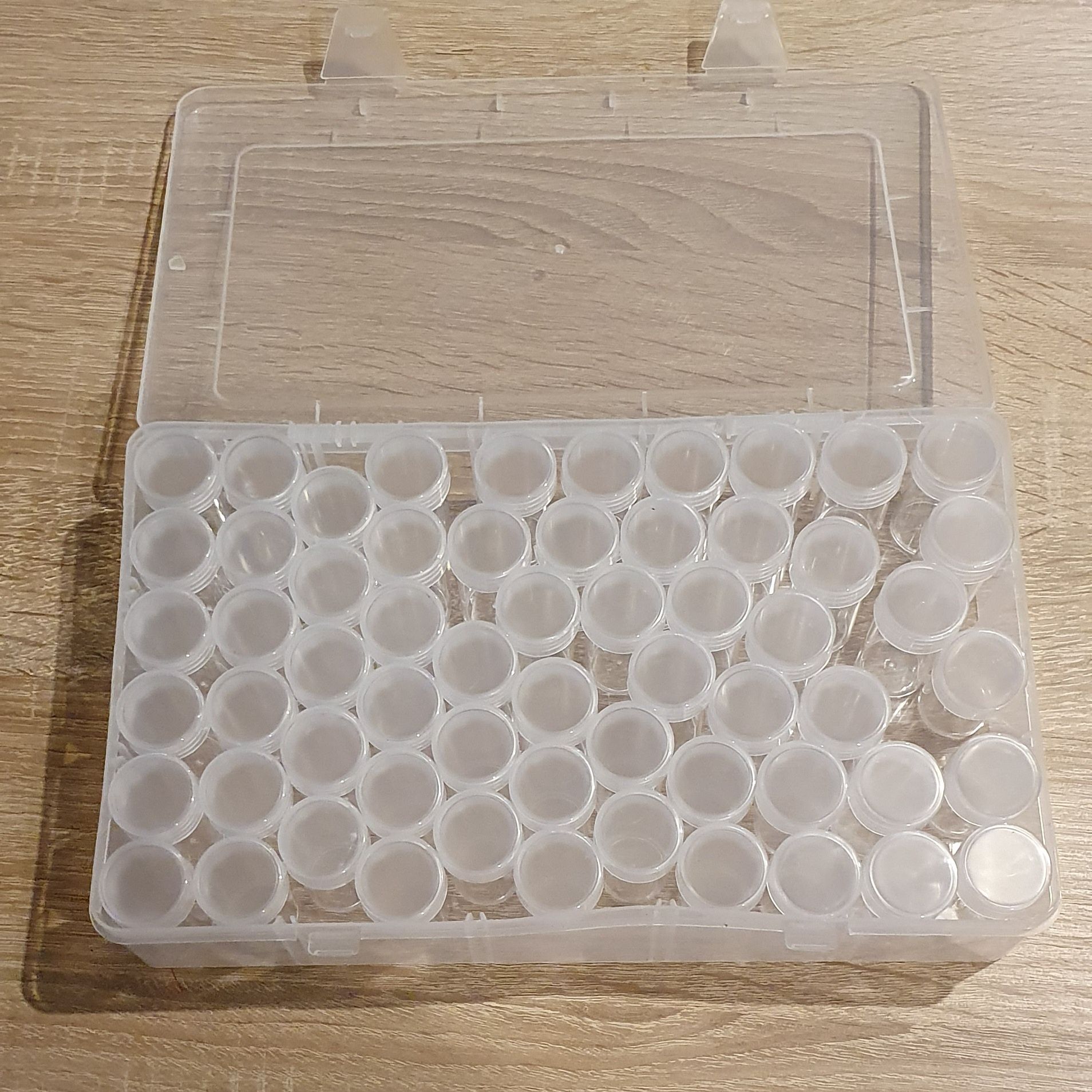 60 plastikowych pojemników