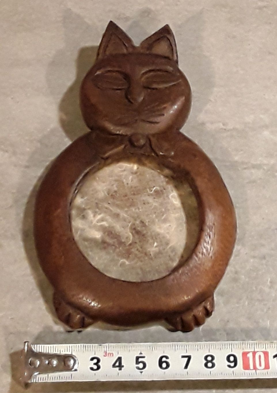 Antiga moldura em madeira formato gato