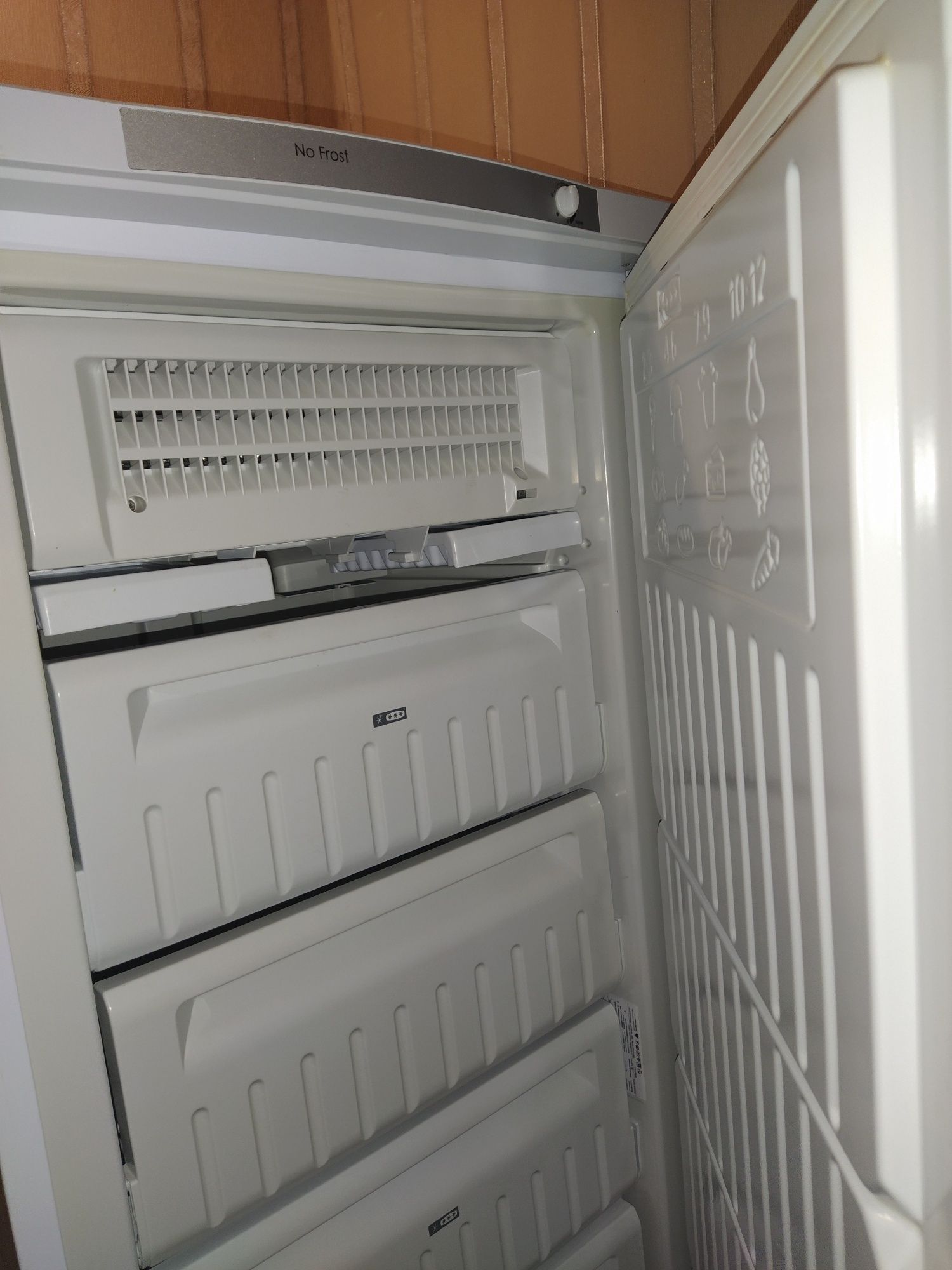 Морозильна камера Indesit  No Frost     SFR 167 NF