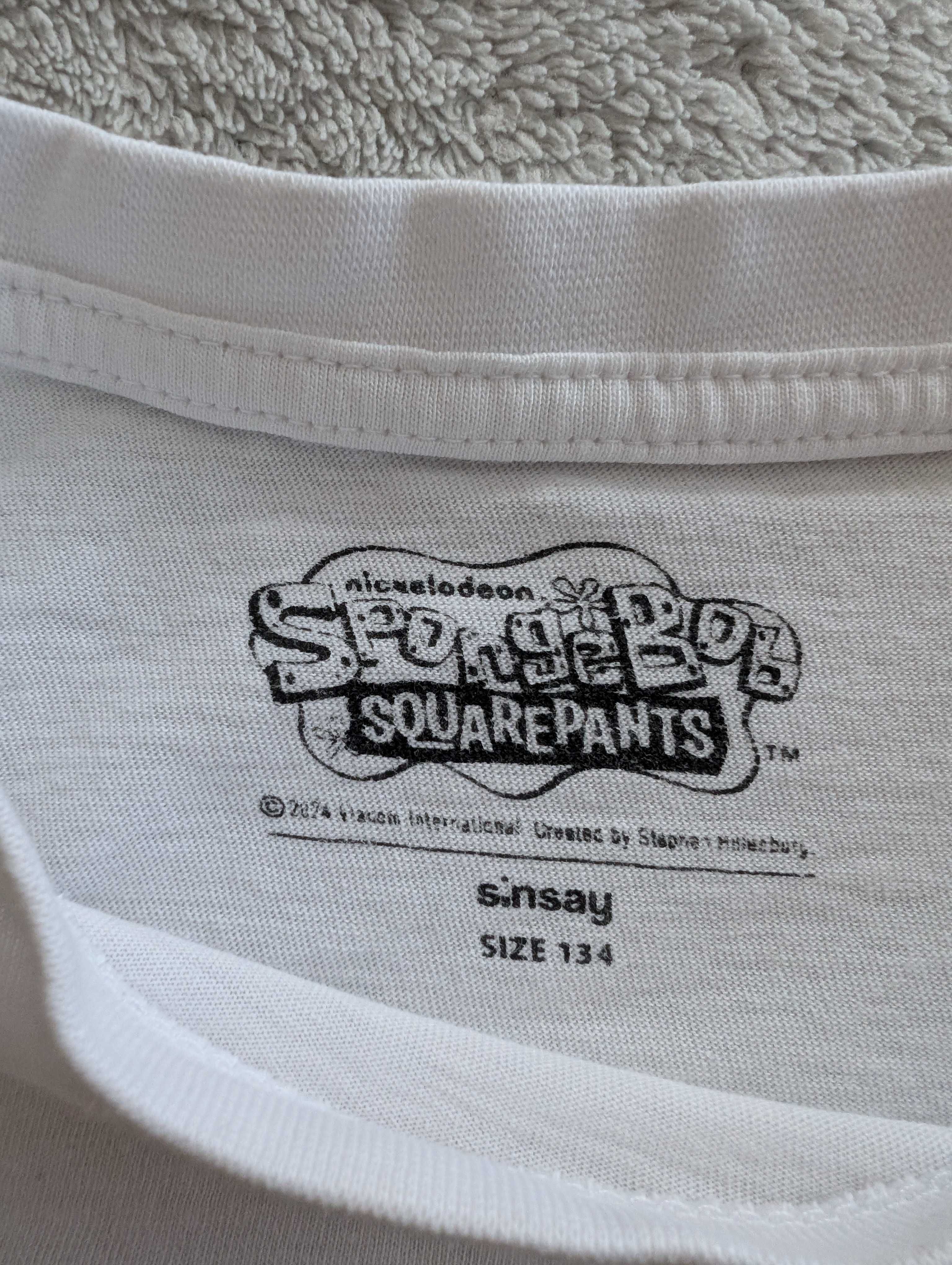 Biała kolorowa bluzka z krótkim rękawem Sponge Bob Sinsay 134