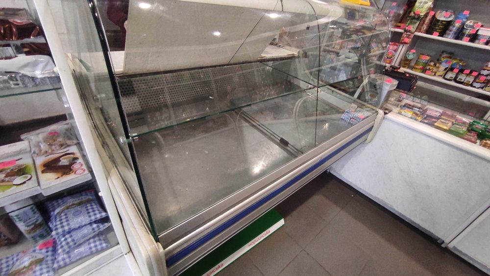 продам кондитерскую витрину