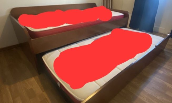 Cama dupla estilo sofá, pois há  3 almofadas de encosto