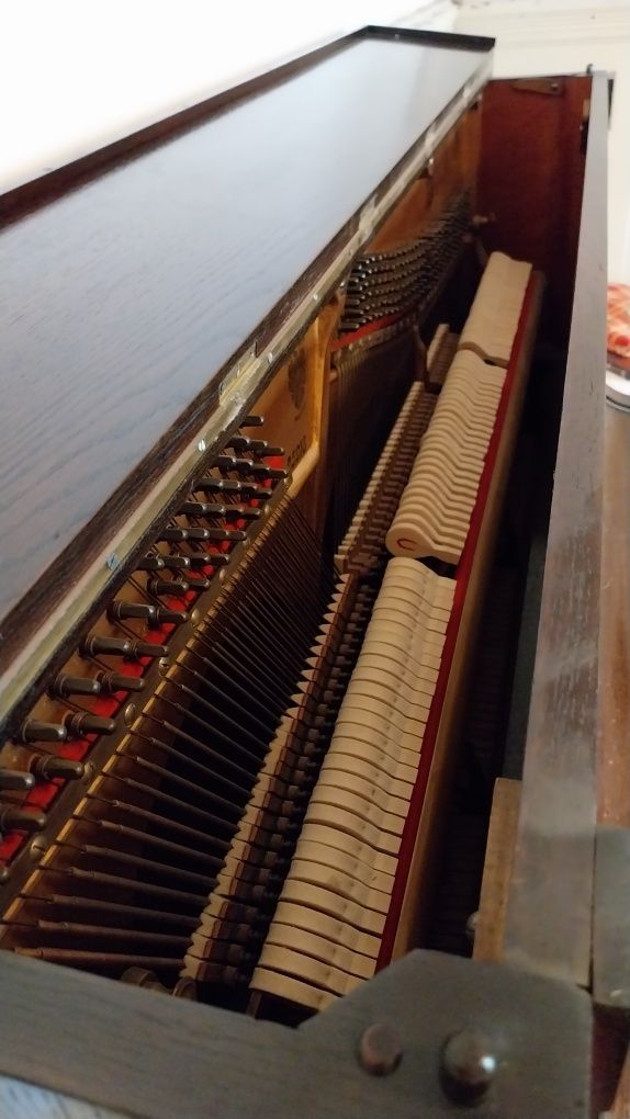Piano acústico vertical Perzina vintage em estilo Art Deco