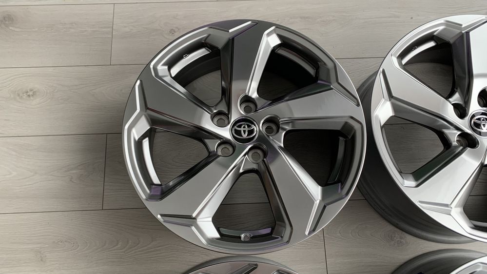 Felgi aluminiowe Toyota RAV4 5x114,3 18 cali Chrom nakrętki