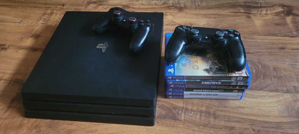PlayStation 4 pro 1tb, dwa pady + gry
