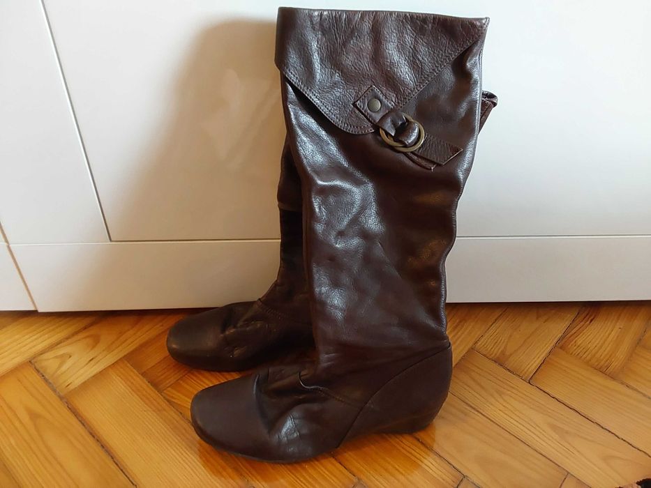 Botas de pele castanhas.