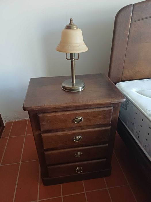 Cama colchão e mesas de cabeleireira