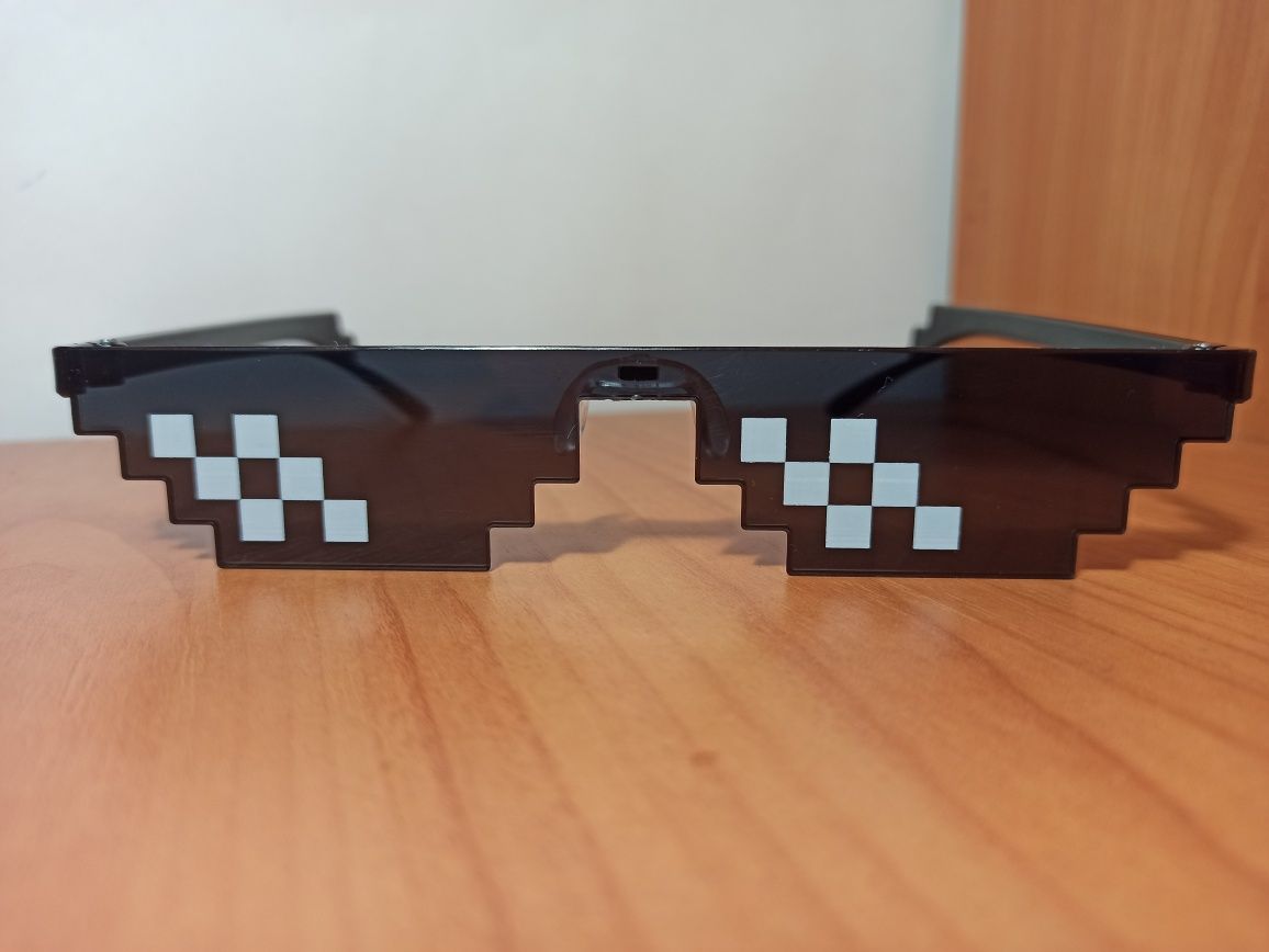 Піксельні чорні окуляри із Майнкрафт