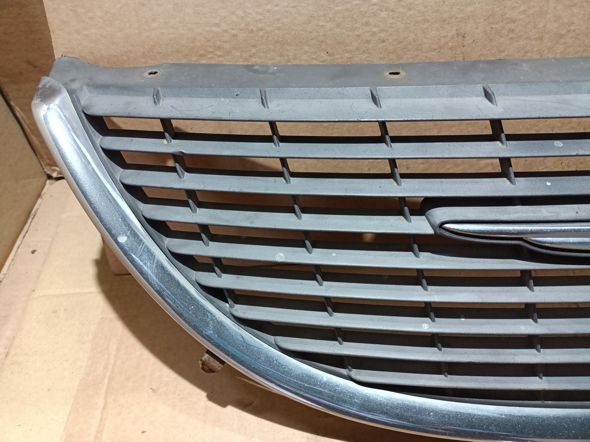 Grill atrapa zderzaka Chrysler Grand Voyager IV