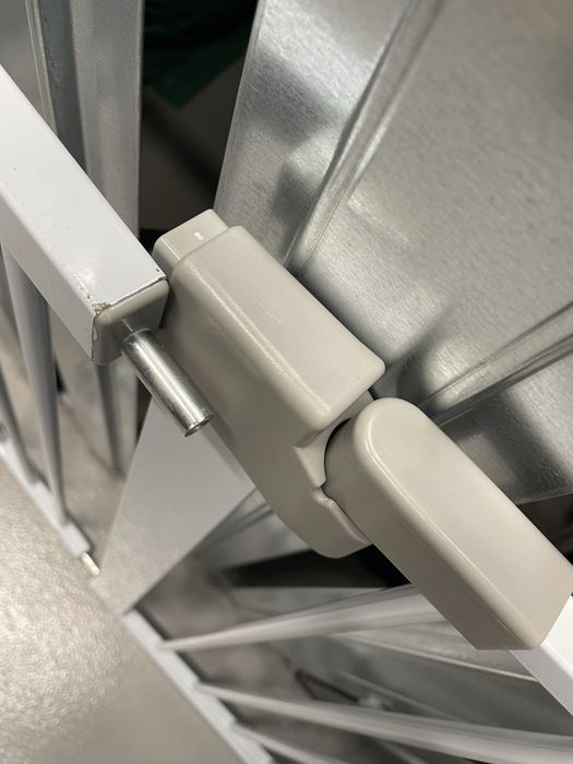 Bramka zabezpieczajace zwierzeta dzieci biała