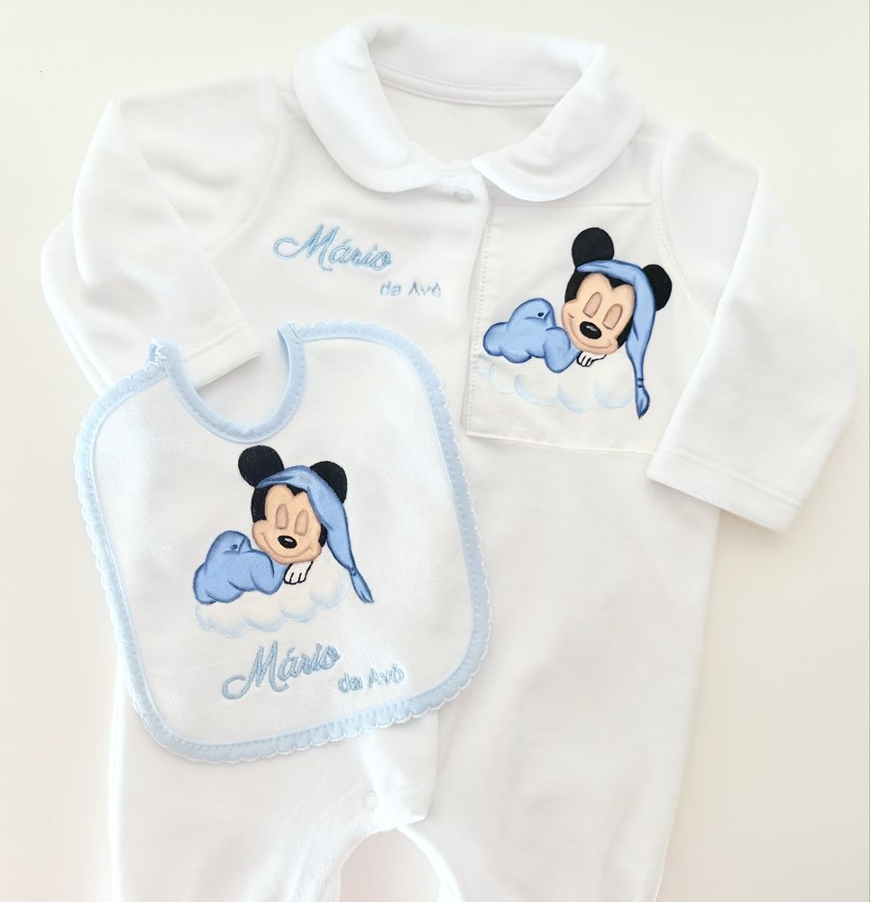 Babygrow e babete pintado à mão com nome bordado