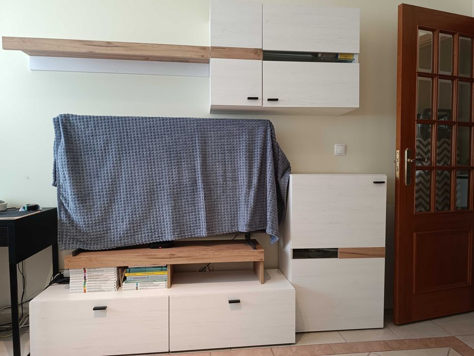 Móvel de sala e mesa de jantar com cadeiras