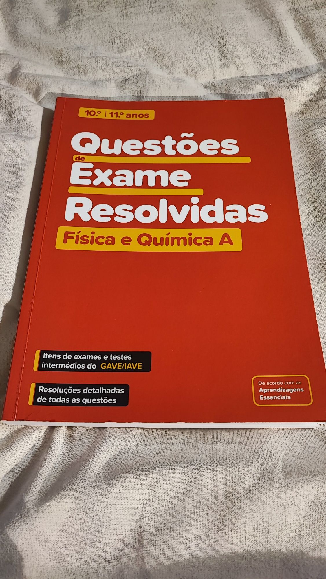 Livro "Questões de exame resolvidas de física e química A"