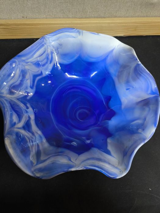 Centro de Mesa em Vidro Artístico - Azul Cobalto e Branco (Estilo Mura