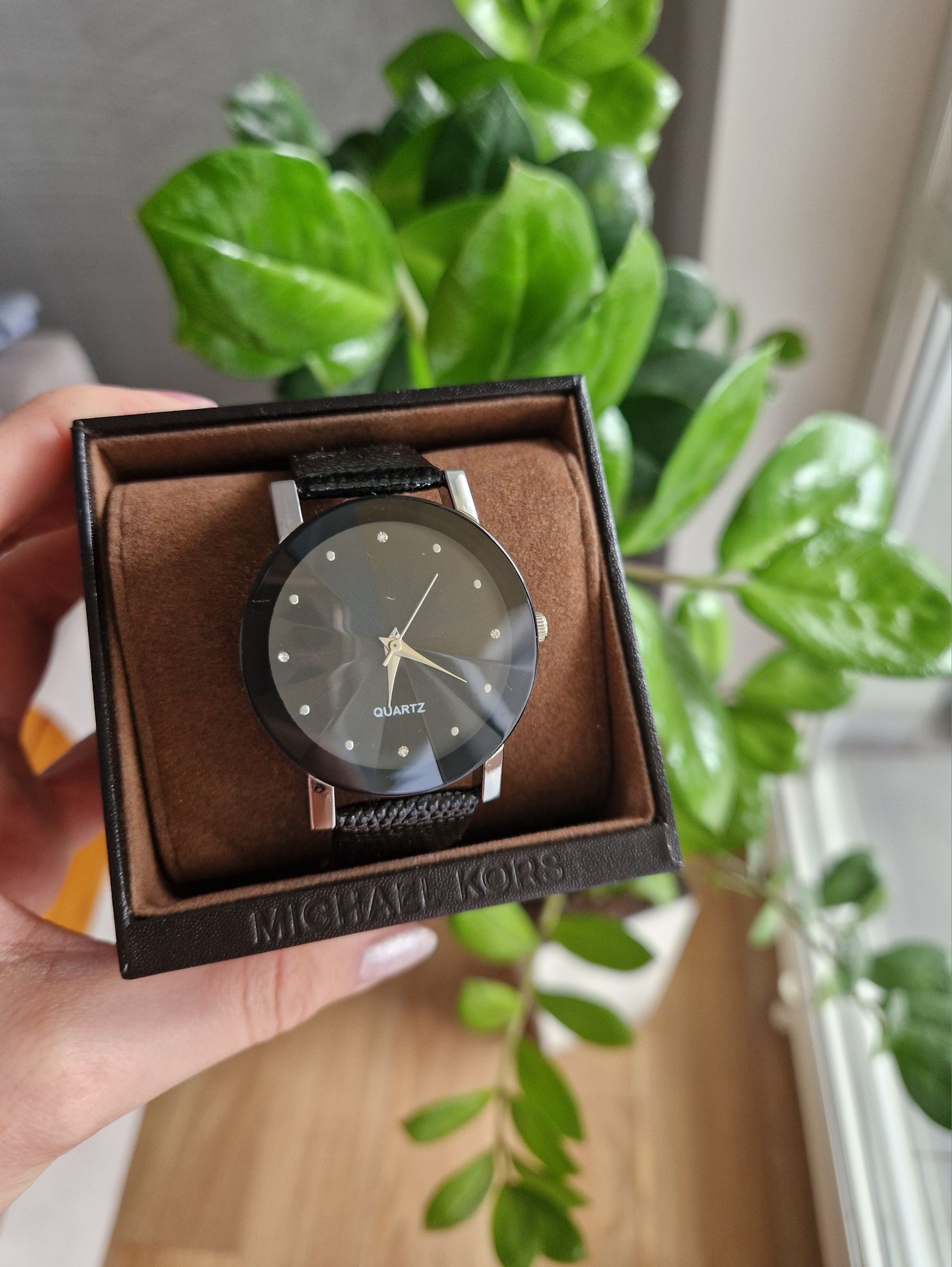 Zegarek z cyrkoniami Quartz