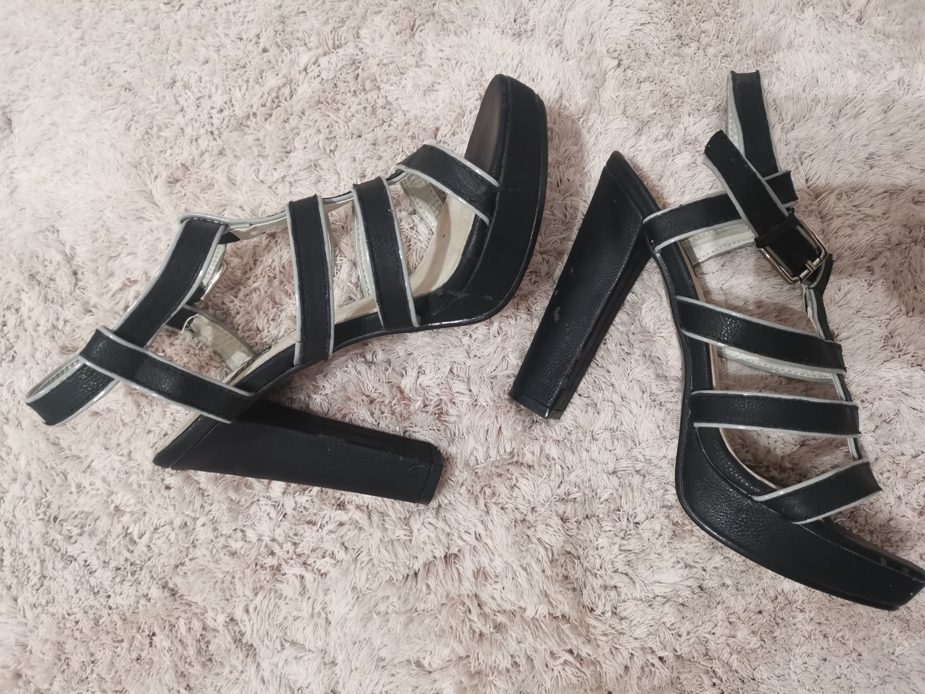 Buty sandały na słupku czarne