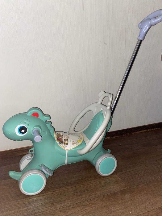 Дитяча каталка-гойдалка.