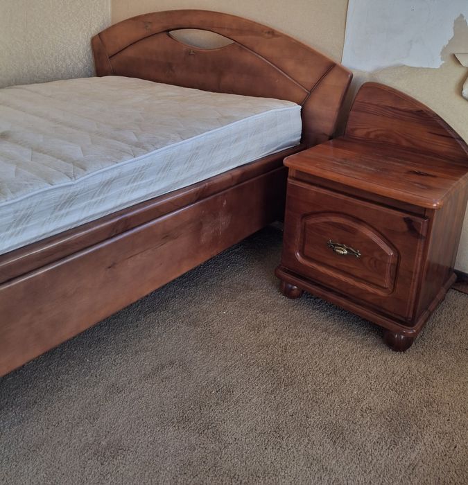 Ліжко, з матрацом 1м*2м,меблева стінка,комод.