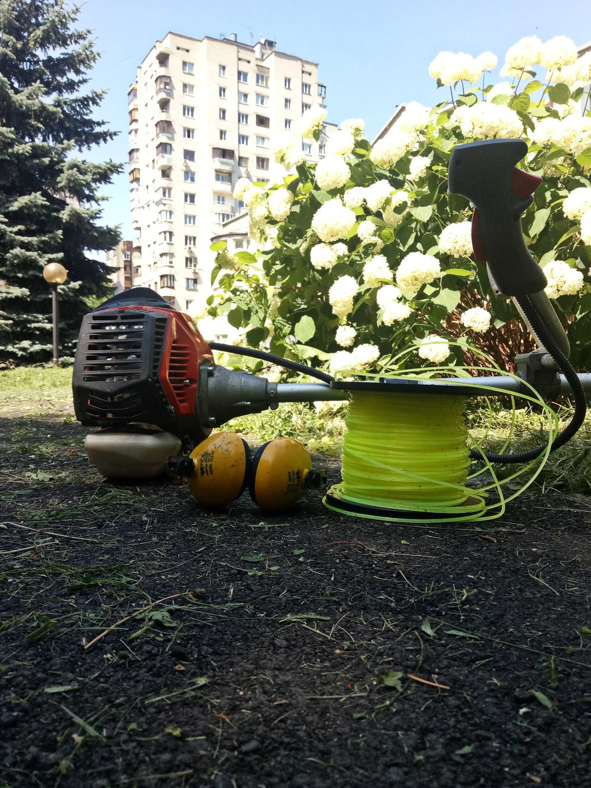 Покос трави та бур'яну, прибирання. Зріз дерев, подрібнення.