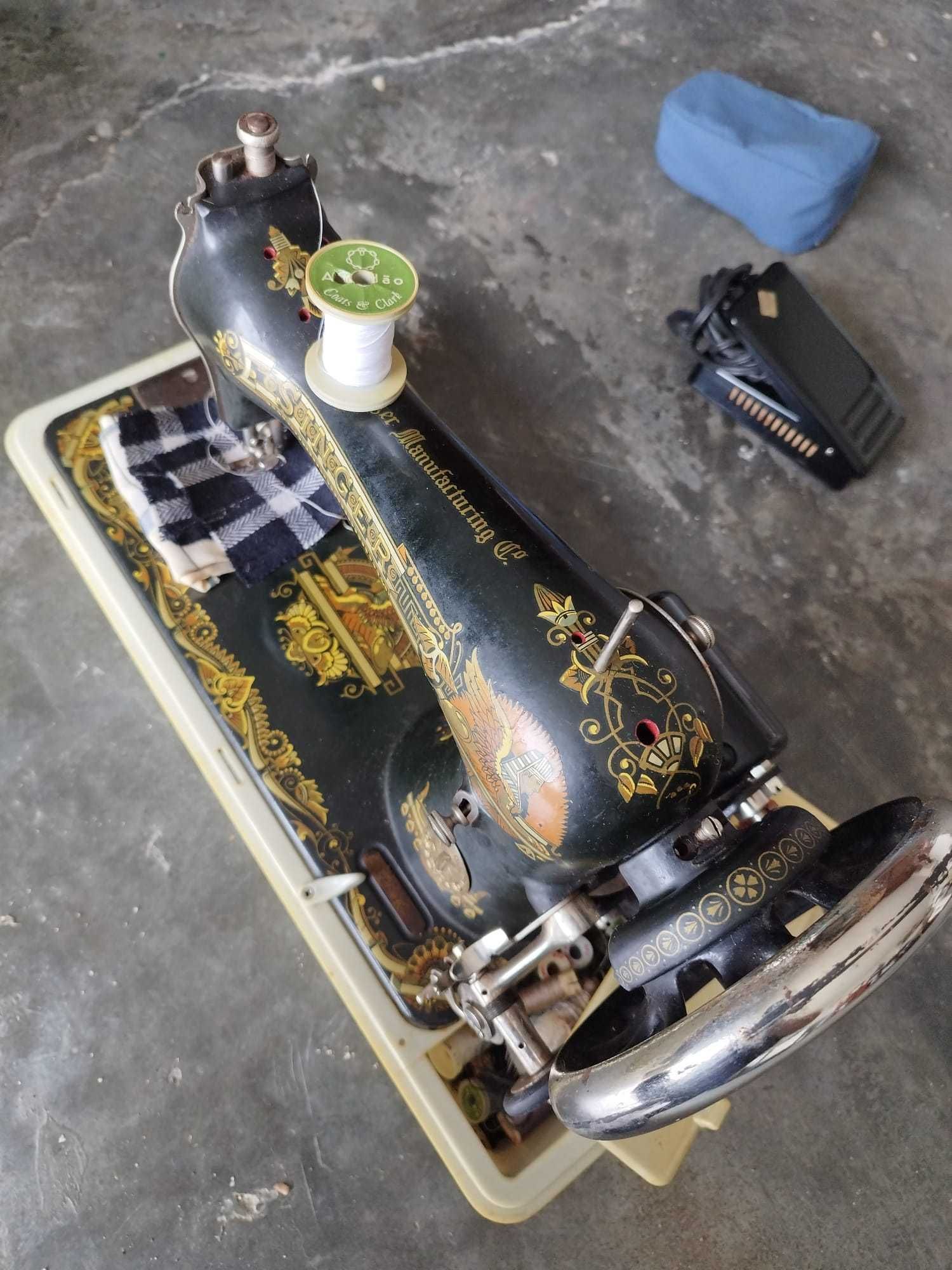 Máquina de costura antiga Singer com pedal e caixa