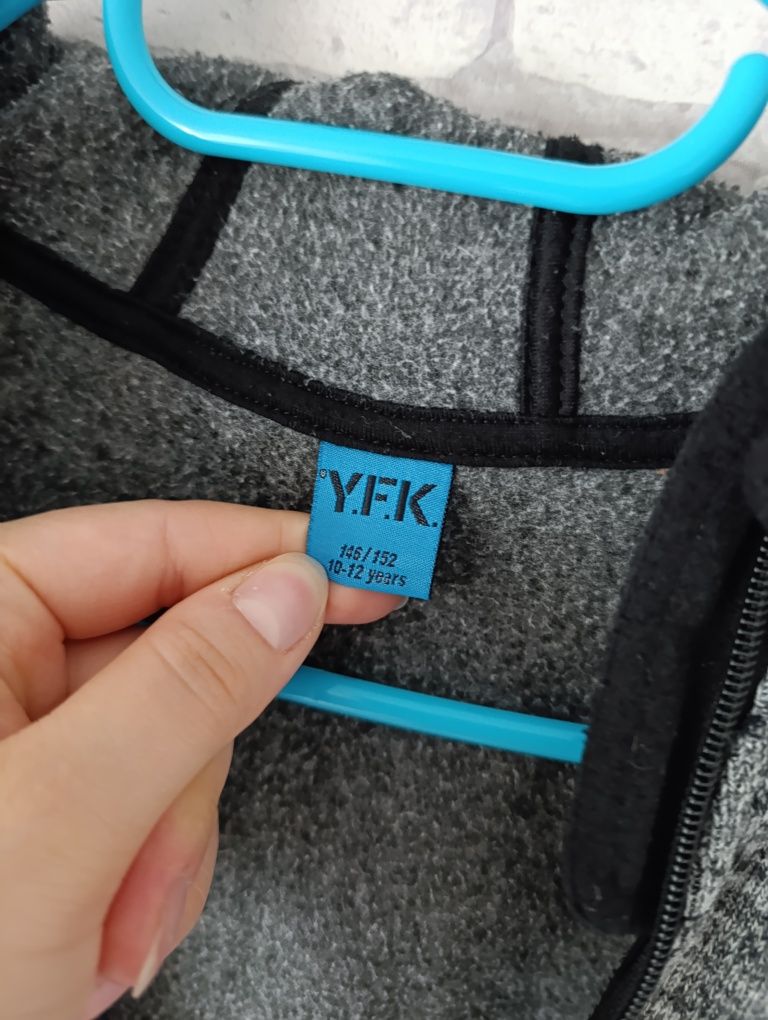 Chłopięca bluza 146/152 z kapturem