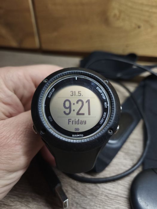 Спортивные часы  SUUNTO для бега для подводного измеряет все данные .