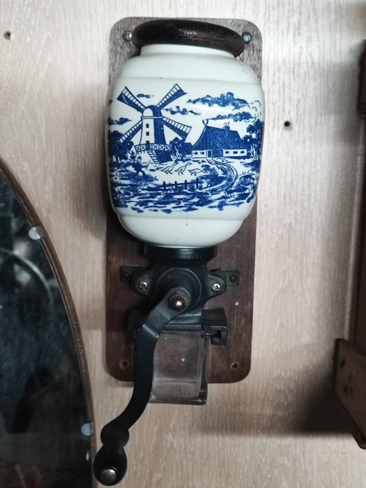 Stary młynek do mielenia kawy wiszący holenderski