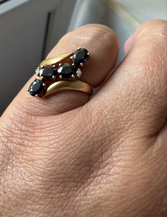 Золотое кольцо с сапфирами и бриллиантами