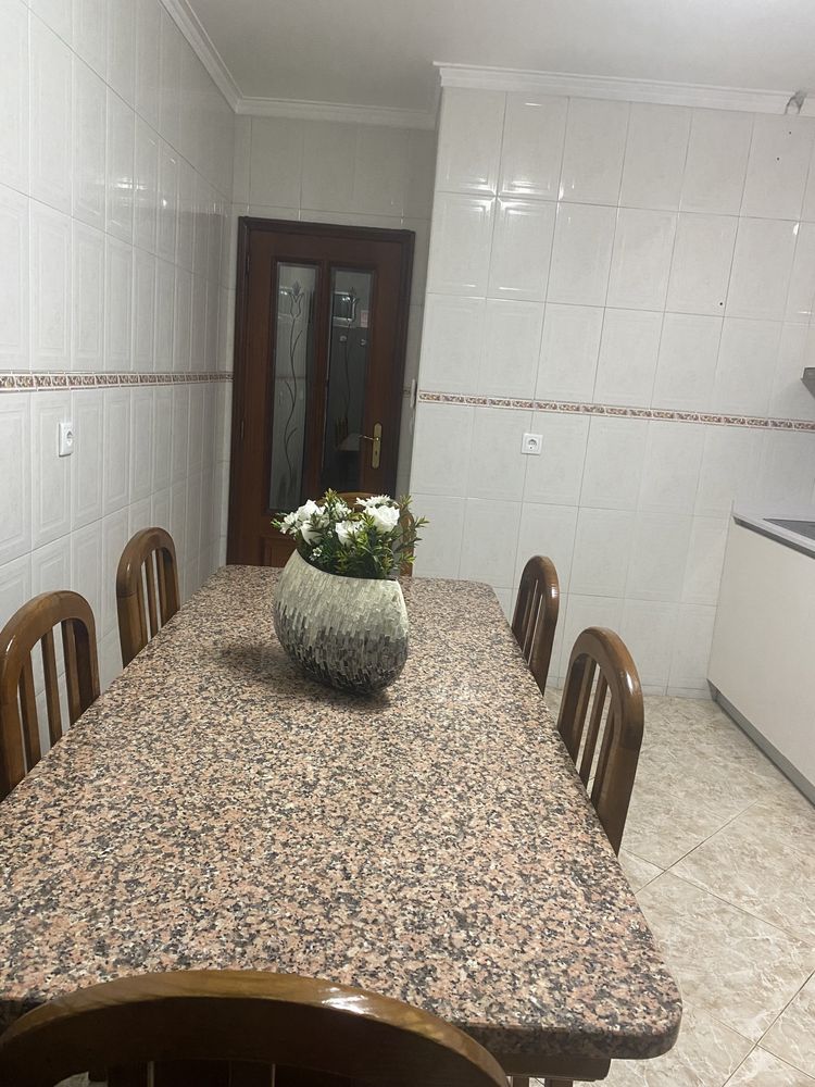 Vendo mesa mais cadeiras