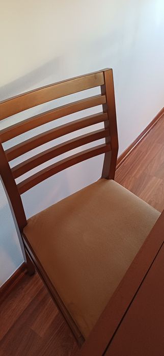 Mesa de jantar extensível e 4 cadeiras