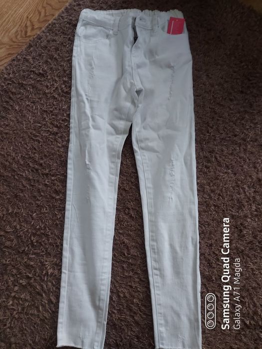Spodnie białe rurki z dziurami 152cm