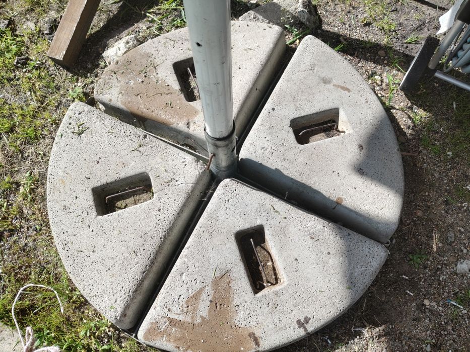 Stojak do dużego parasola piwnego.