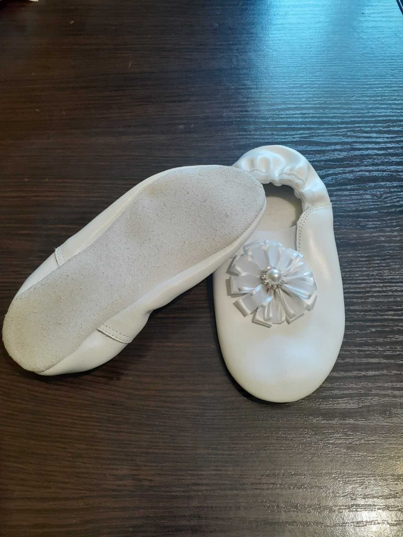 Чешки дитячі білі(шкіряні)