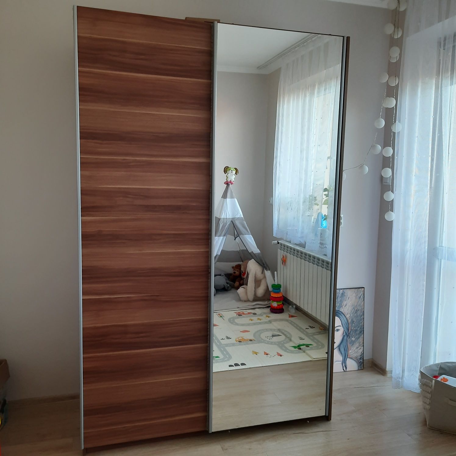 Szada przesuwna z lustrem półki I miejsce na wieszaki