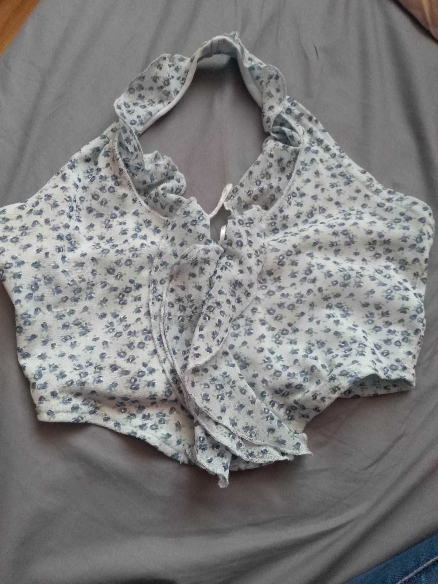 błękitny crop top w kwiatuszki