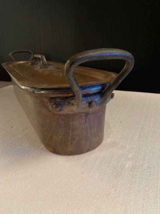 Panela antiga em cobre para cozinhar pescado