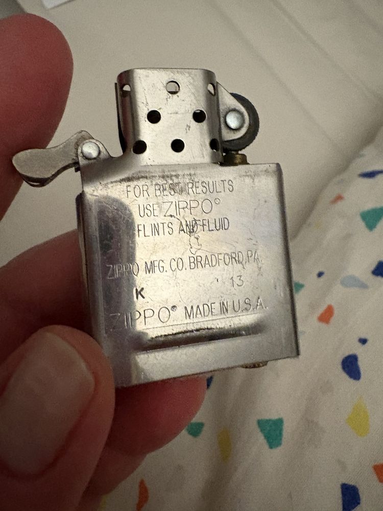 Czarna matowa zapalniczka zippo