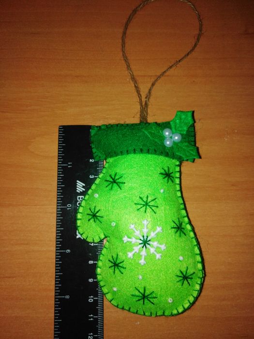 Новорічні іграшки із фетру. Рукавички із фетру