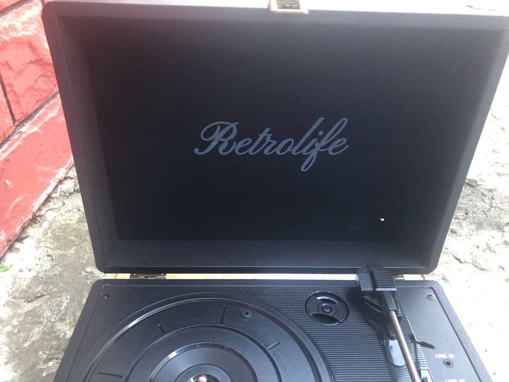 чорний вініловий програвач із Bluetooth R609
