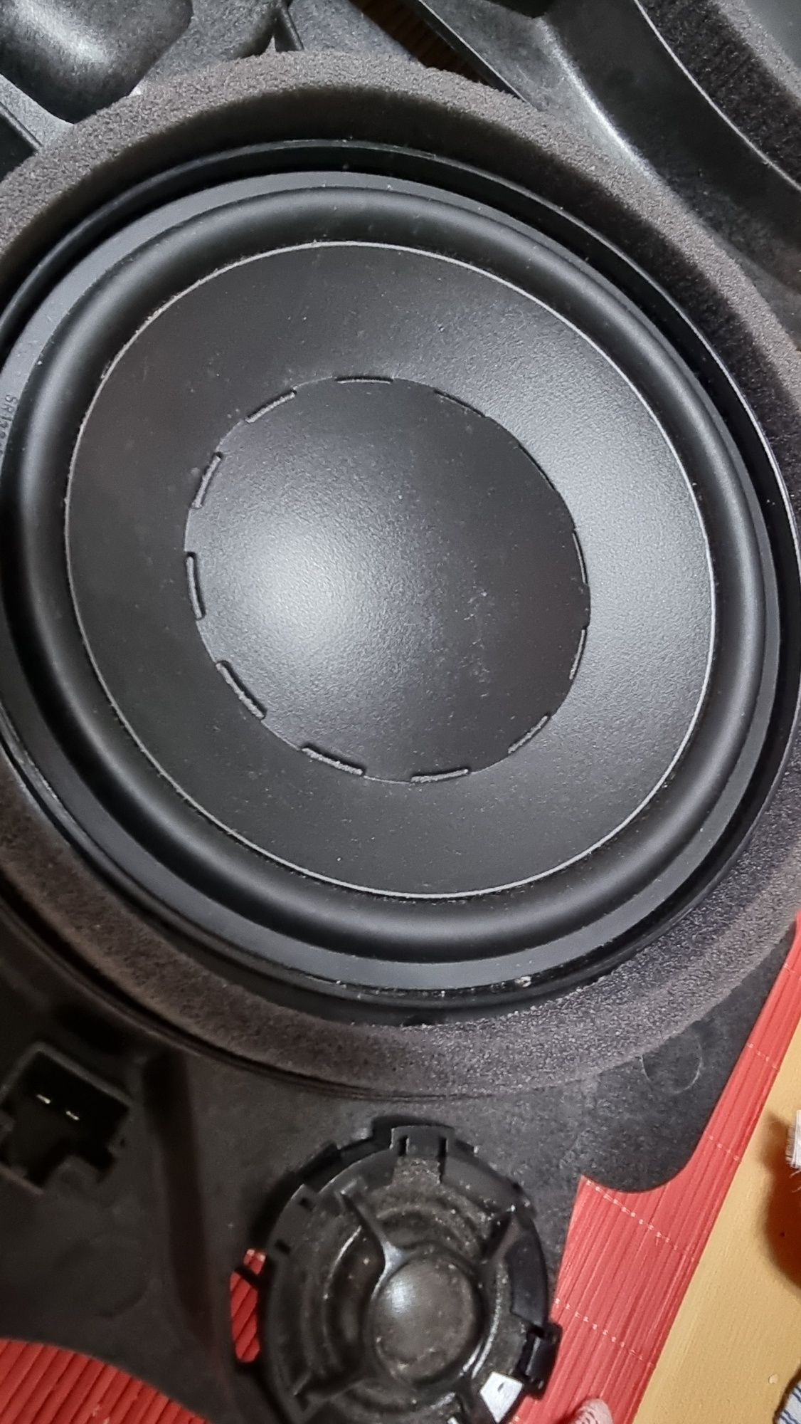 Colunas Dynaudio Volvo C30